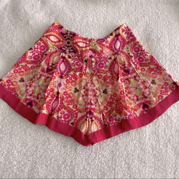 Matthew Williamson Escape Silk Petal Shorts, size 8 - Picture 6 of 6